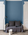Salon aux murs bleus, peinture Velours de Peinture Bleu de Nîmes Libéron avec portes blanches et textiles gris.