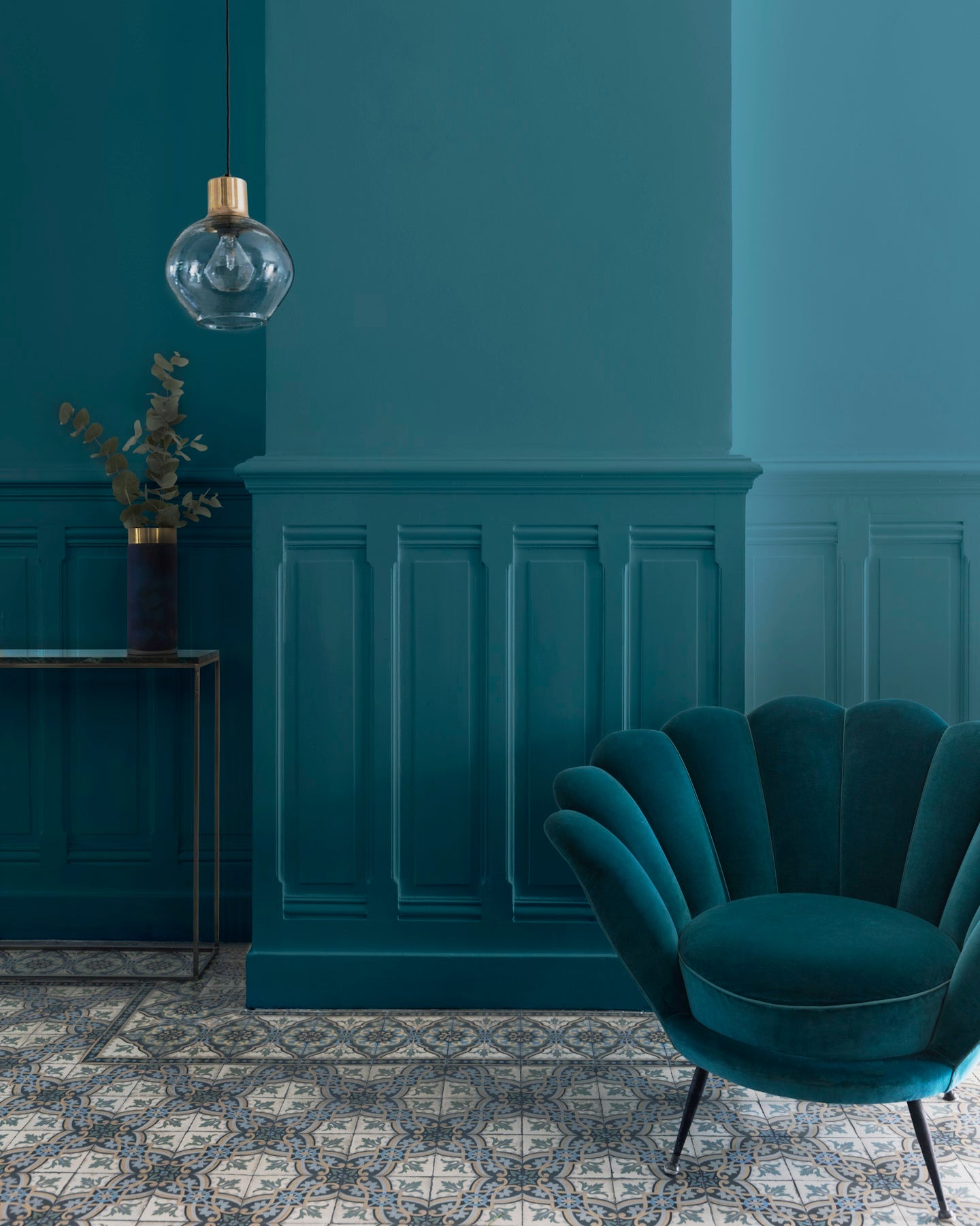 Salon murs bleus, peinture Velours de Peinture Bleu Paon Libéron, fauteuil bleu et soubassement mouluré