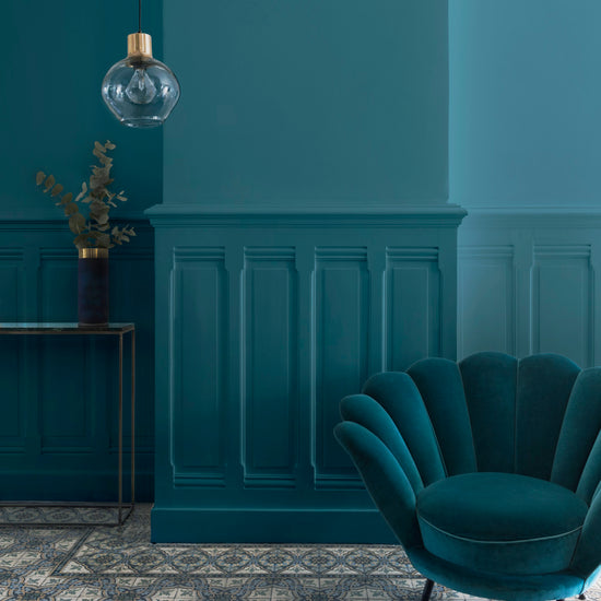Salon murs bleus, peinture Velours de Peinture Bleu Paon Libéron, fauteuil bleu et soubassement mouluré