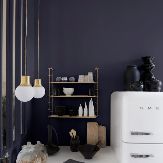 Cuisine aux murs bleus, peinture Velours de Peinture Bleu de Sèvres Libéron, électroménager blanc et étagères dorées