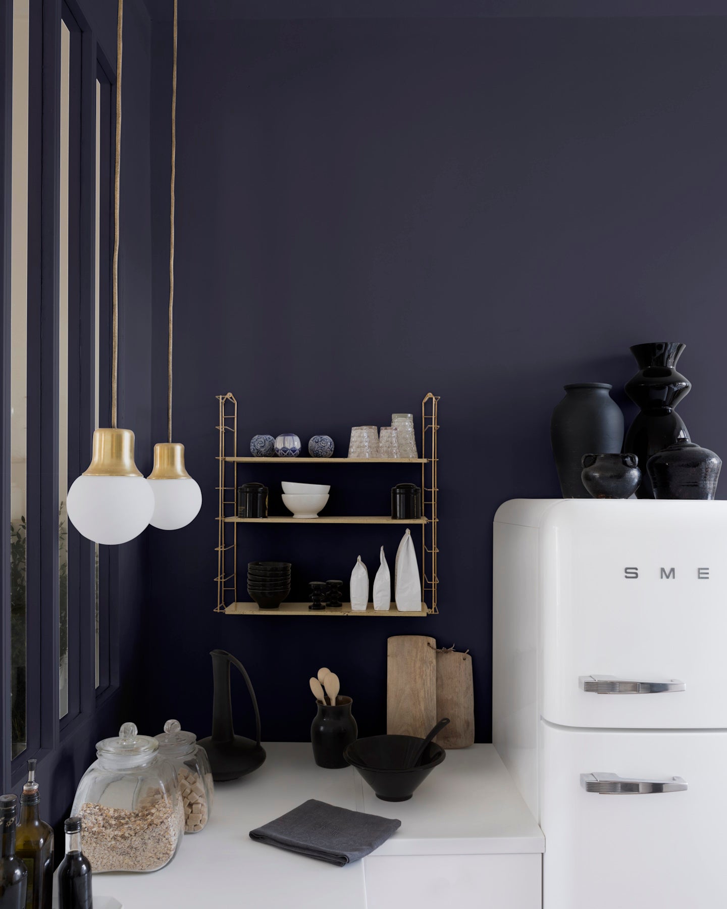 Cuisine aux murs bleus, peinture Velours de Peinture Bleu de Sèvres Libéron, électroménager blanc et étagères dorées