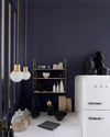Cuisine aux murs bleus, peinture Velours de Peinture Bleu de Sèvres Libéron, électroménager blanc et étagères dorées