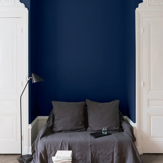 Salon aux murs bleus, peinture Velours de Peinture Bleu Vintimille Libéron avec portes blanches et textiles gris.