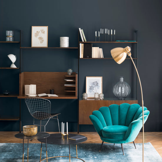 Salon ambiance moderne aux murs bleus, peinture Velours de Peinture Bleu des Vosges Libéron, avec étagères en bois, fauteuil bleu, mobilier doré 