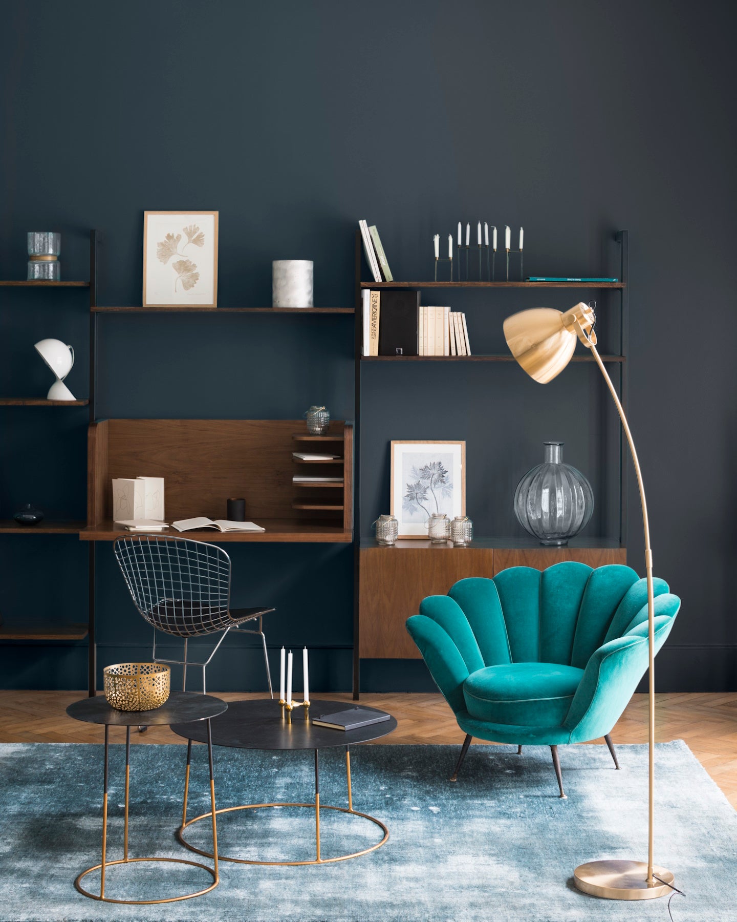 Salon ambiance moderne aux murs bleus, peinture Velours de Peinture Bleu des Vosges Libéron, avec étagères en bois, fauteuil bleu, mobilier doré 
