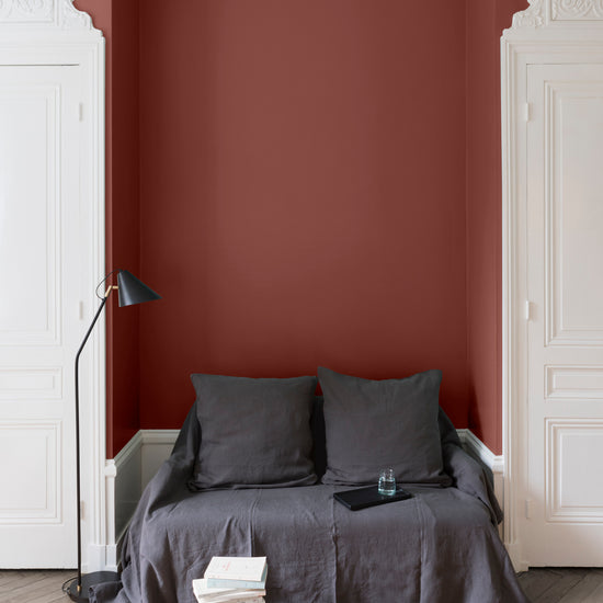 Salon aux murs blancs, peinture Velours de Peinture Brique Provençale Libéron, avec portes blanches et textiles gris.
