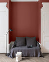 Salon aux murs blancs, peinture Velours de Peinture Brique Provençale Libéron, avec portes blanches et textiles gris.