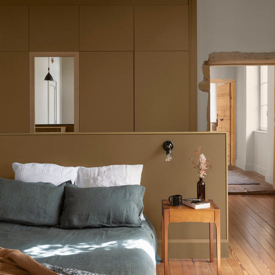 Chambre ambiance chaleureuse aux murs bruns, peinture Velours de Peinture Bronze Astrolabe Libéron, avec parquet et mobilier en bois