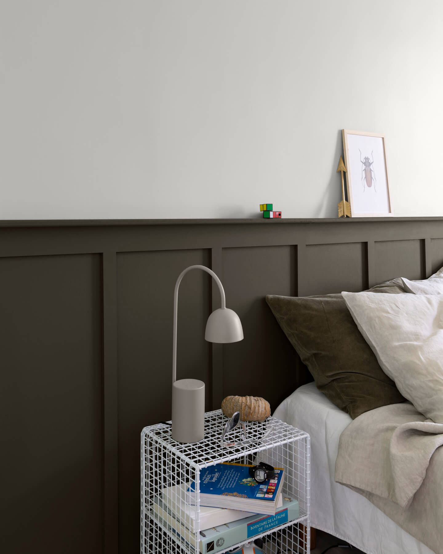 Chambre avec soubassement brun, peinture Velours de Peinture Brun Caviar Libéron, et murs blancs, textiles blancs et bruns
