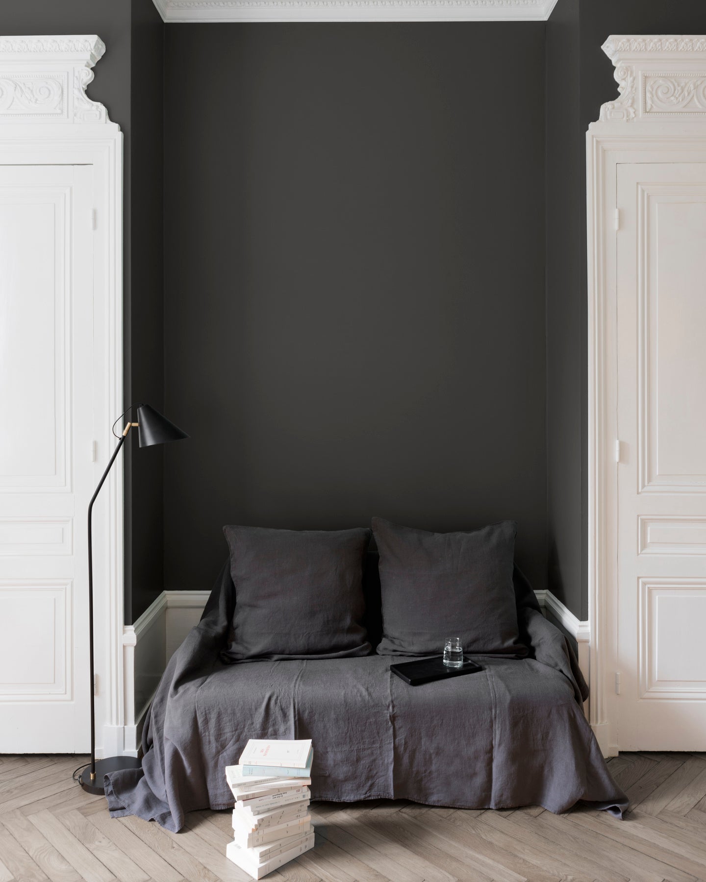 Salon aux murs Brun Caviar, Velours de Peinture Libéron, avec canapé gris, portes blanches et parquet clair.