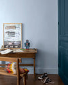 Chambre d'enfant aux murs bleus, peinture Velours de Peinture Cap Blanc-Nez Libéron, avec armoire bleu foncé et bureau en bois