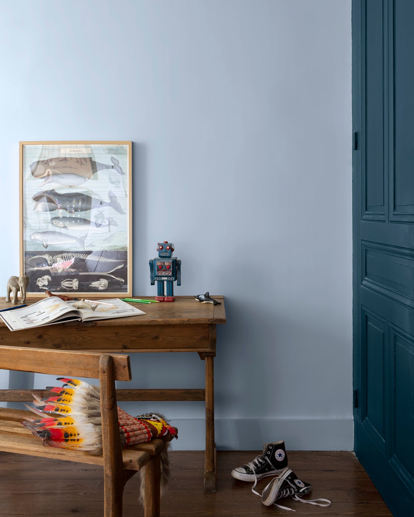 Chambre d'enfant aux murs bleus, peinture Velours de Peinture Cap Blanc-Nez Libéron, avec armoire bleu foncé et bureau en bois