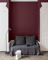 Salon aux murs rouges, peinture Velours de Peinture Coq au Vin Libéron avec portes blanches et textiles gris.