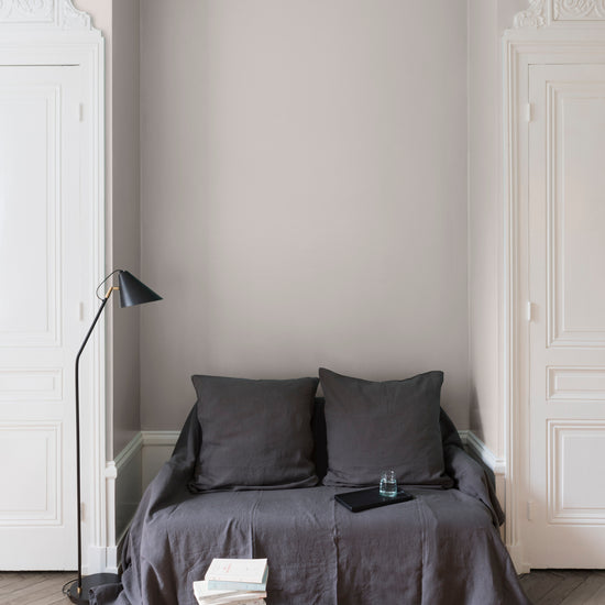 Salon aux murs beiges, peinture Velours de Peinture Crème de Topinambour  Libéron avec portes blanches et textiles gris.