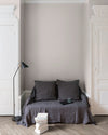 Salon aux murs beiges, peinture Velours de Peinture Crème de Topinambour  Libéron avec portes blanches et textiles gris.