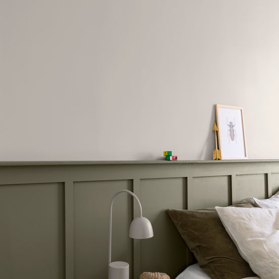 Chambre avec un soubassement gris, peinture Velours de Peinture Crème de Topinambour Libéron, et des murs peints en gris avec Velours de Peinture Gris Gavroche