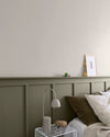 Chambre avec un soubassement gris, peinture Velours de Peinture Crème de Topinambour Libéron, et des murs peints en gris avec Velours de Peinture Gris Gavroche