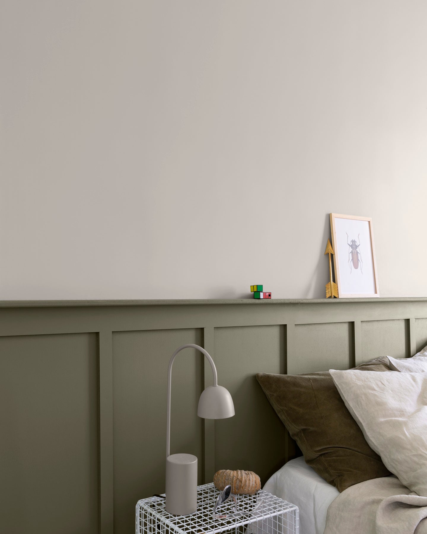 Chambre avec un soubassement gris, peinture Velours de Peinture Crème de Topinambour Libéron, et des murs peints en gris avec Velours de Peinture Gris Gavroche