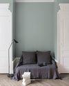 Salon aux murs gris, peinture Velours de Peinture Grès Gris Libéron avec portes blanches et textiles gris.