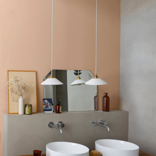 Salle de bain lumineuse avec murs roses, peinture Velours de Peinture Grès Rose Libéron, muret gris et deux vasques blanches