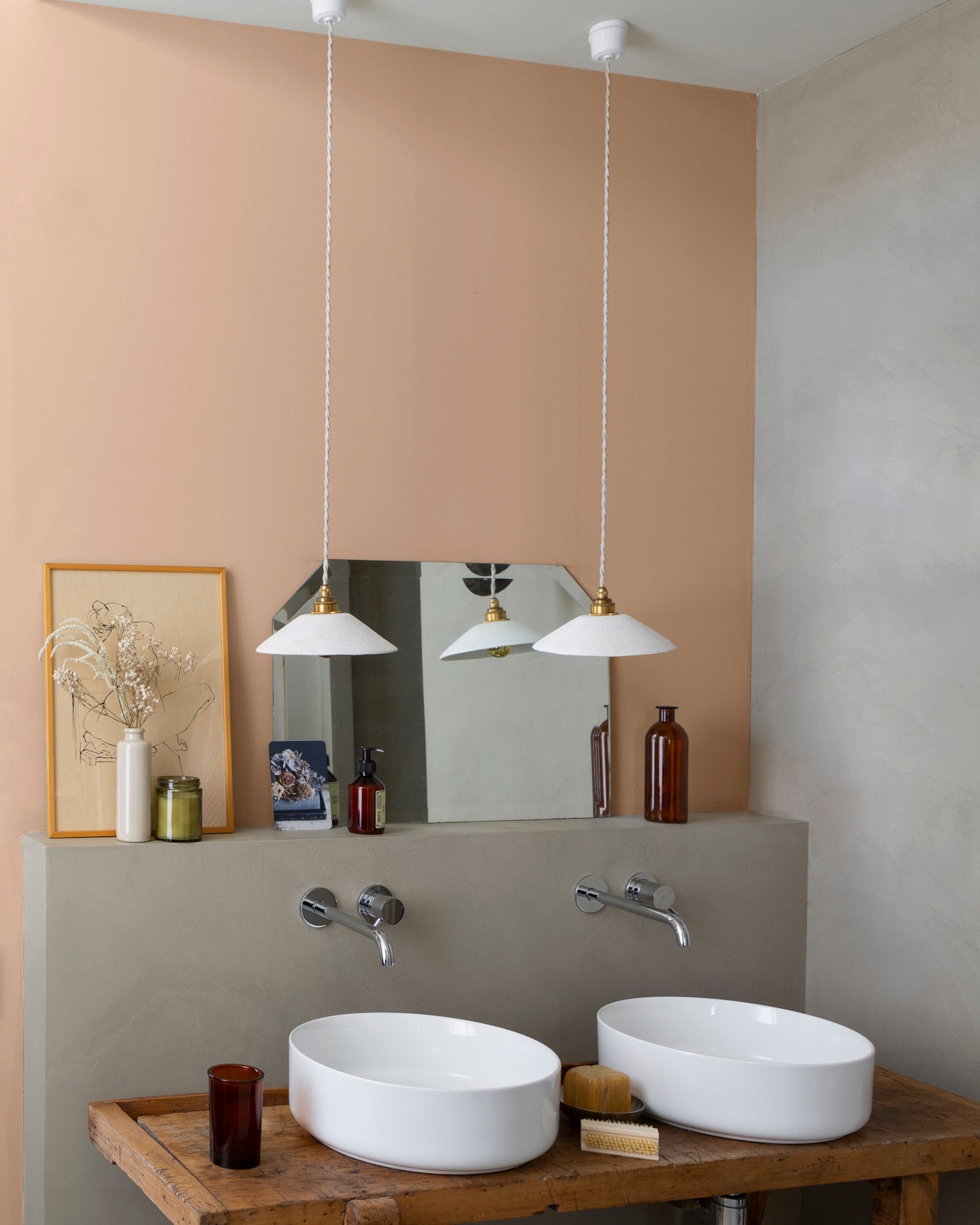 Salle de bain lumineuse avec murs roses, peinture Velours de Peinture Grès Rose Libéron, muret gris et deux vasques blanches