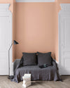 Salon aux murs Grès Rose, Velours de Peinture Libéron, avec canapé gris, portes blanches et parquet clair.