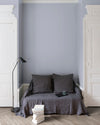 Salon aux murs gris, peinture Velours de Peinture Gris Conserverie Libéron avec portes blanches et textiles gris.
