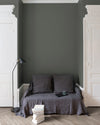 Salon aux murs gris, peinture Velours de Peinture Gris Coucou de Rennes Libéron avec portes blanches et textiles gris.