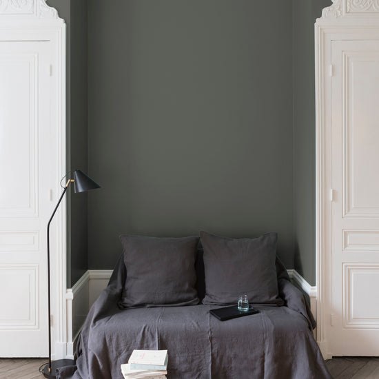 Salon aux murs Gris Coucou de Rennes Velours de Peinture Libéron, avec canapé gris, portes blanches, lampadaire noir et parquet clair.