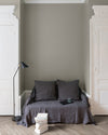 Salon aux murs gris, peinture Velours de Peinture Gris des Marais Libéron avec portes blanches et textiles gris.