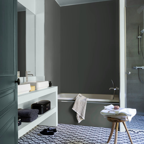 Salle de bain ambiance moderne aux murs gris, peinture Velours de Peinture Gris Fer Forgé Libéron, avec sol à motifs et vasques blanches
