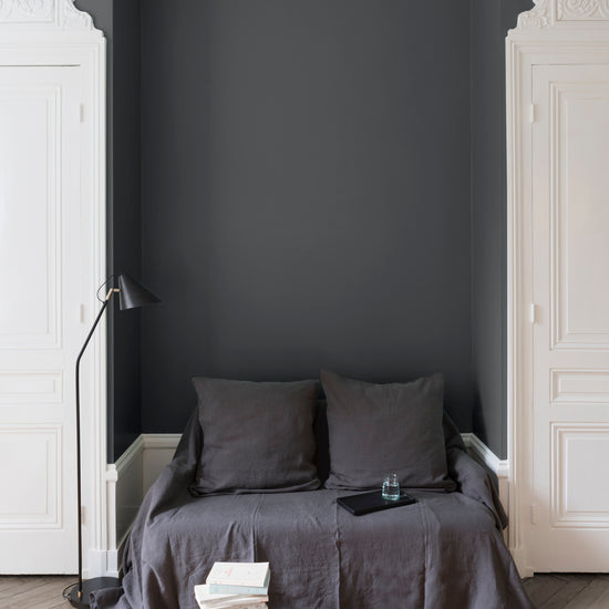Salon aux murs gris, peinture Velours de Peinture Gris Gravure Libéron avec portes blanches et textiles gris.