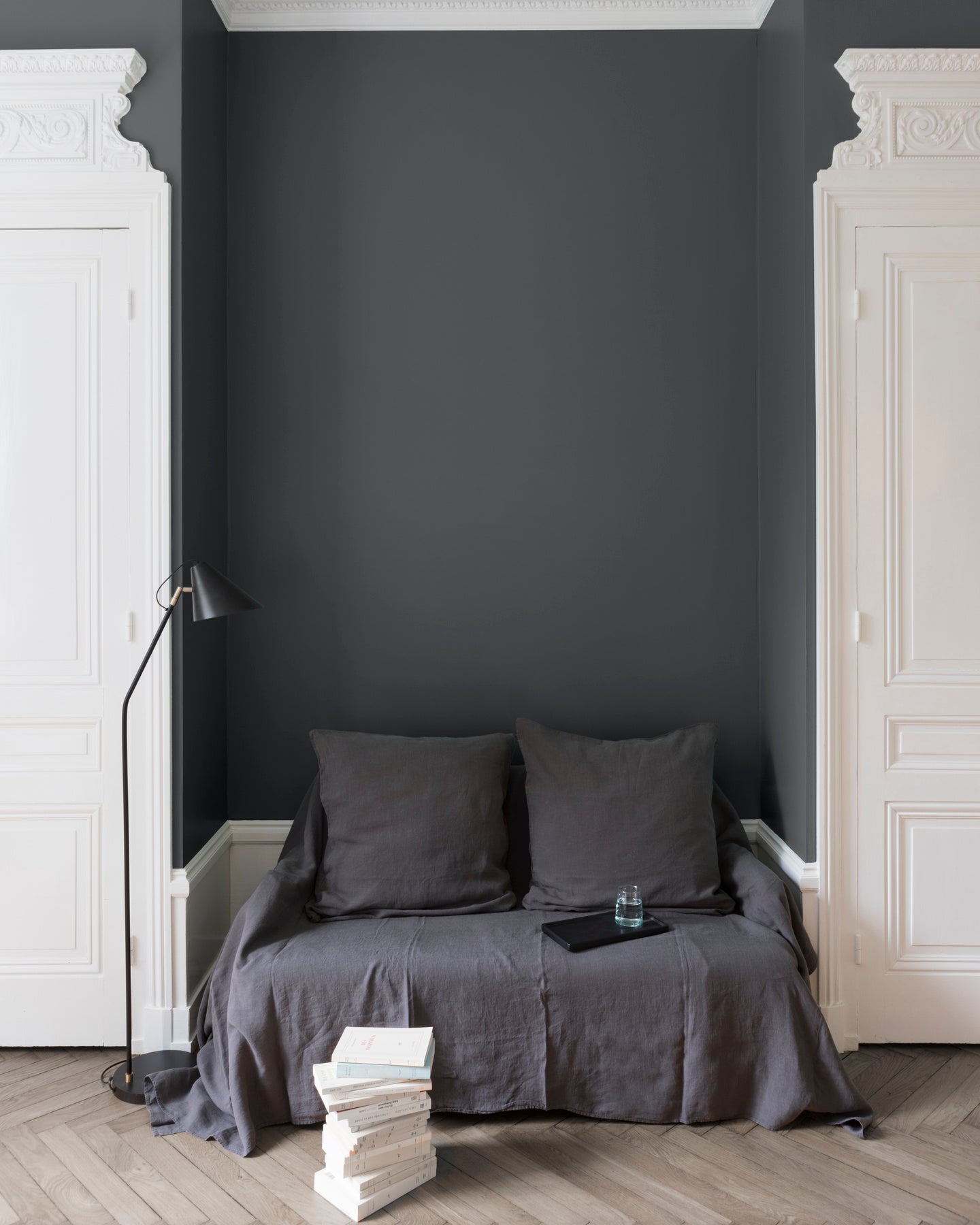 Salon aux murs gris, peinture Velours de Peinture Gris Gravure Libéron avec portes blanches et textiles gris.