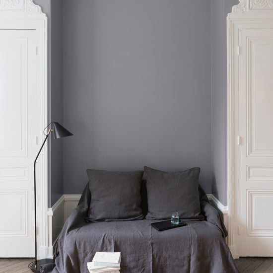 Salon aux murs gris, peinture Velours de Peinture Gris Gustave III Libéron avec portes blanches et textiles gris.