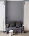 Salon aux murs Gris Gustave III, Velours de Peinture Libéron, avec canapé gris, portes blanches et parquet clair.
