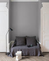 Salon aux murs Gris Jolie Brise, Velours de Peinture Libéron, avec canapé gris, portes blanches et parquet clair.