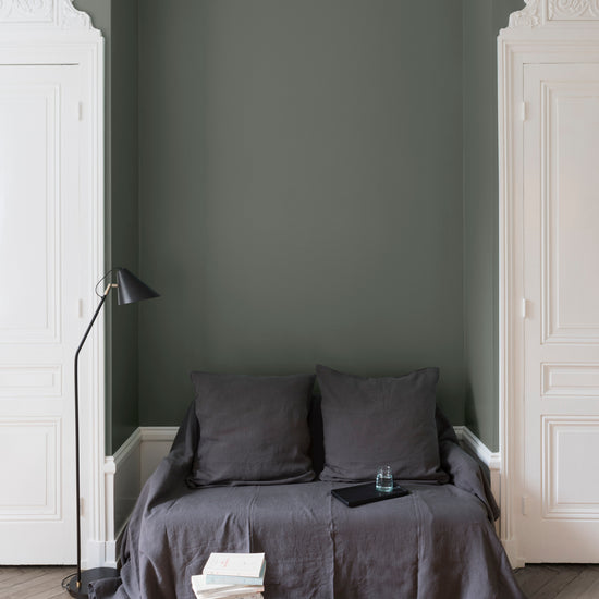 Salon aux murs gris, peinture Velours de Peinture Gris Plomb Libéron avec portes blanches et textiles gris.