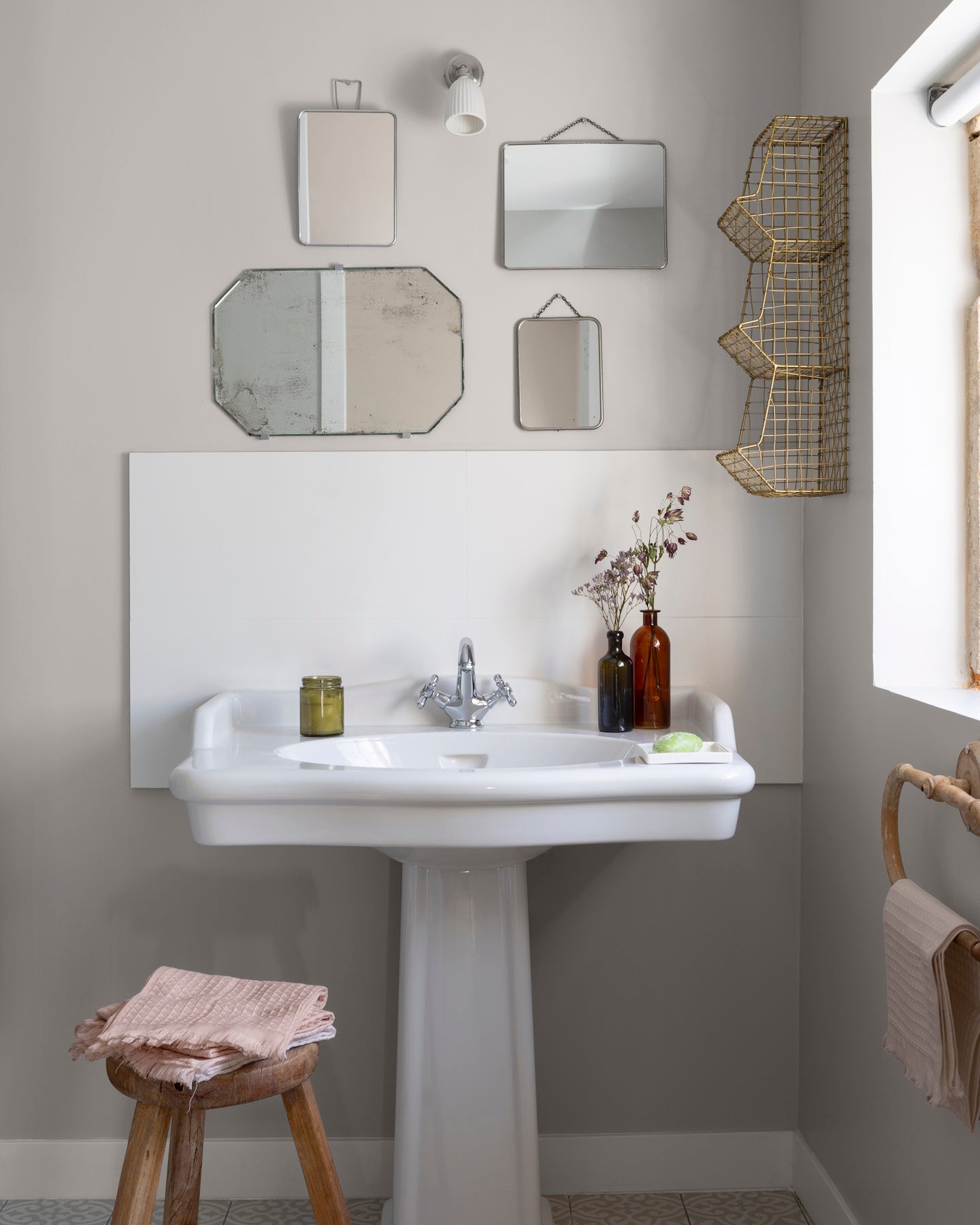 Salle de bain lumineuse avec murs gris, peinture Velours de Peinture Gris Saunier Libéron, vasque blanche et petits miroirs