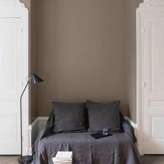 Salon aux murs gris, peinture Velours de Peinture Gris Souris Libéron avec portes blanches et textiles gris.