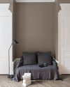 Salon aux murs gris, peinture Velours de Peinture Gris Souris Libéron avec portes blanches et textiles gris.
