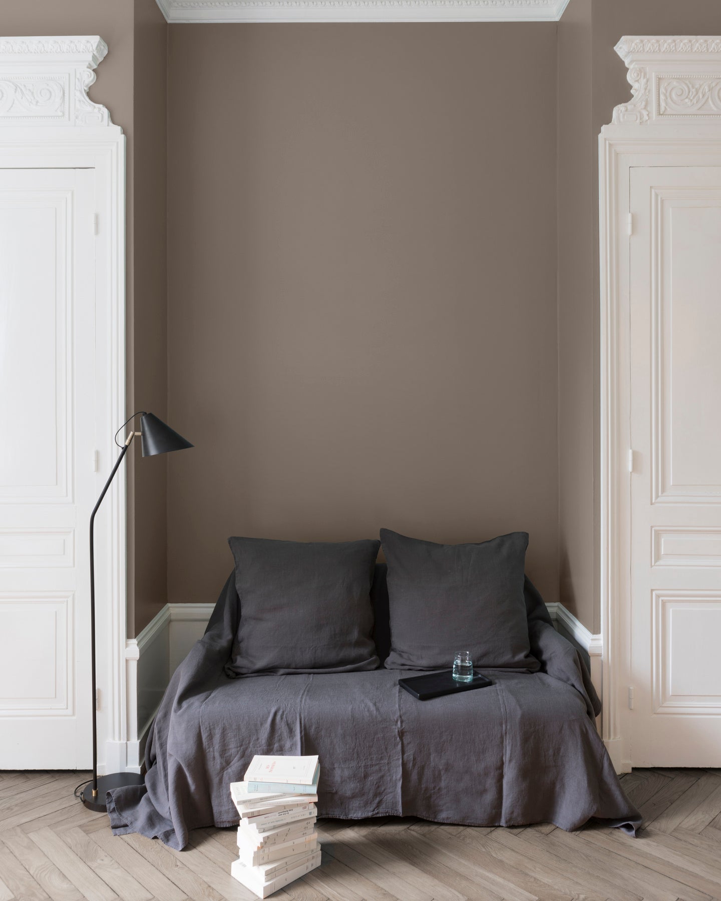 Salon aux murs gris, peinture Velours de Peinture Gris Souris Libéron avec portes blanches et textiles gris.