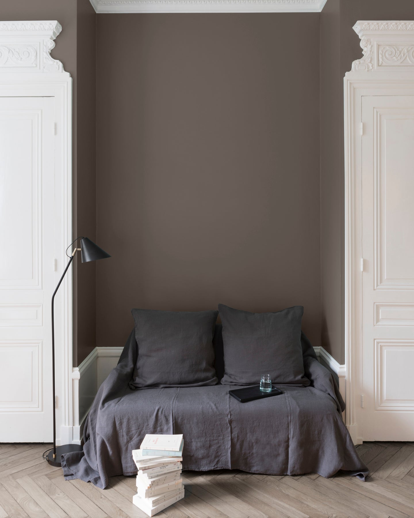 Salon aux murs gris, peinture Velours de Peinture Gris Vison Libéron avec portes blanches et textiles gris.