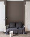 Salon aux murs Gris Vison, Velours de Peinture Libéron, avec canapé gris, portes blanches et parquet clair.