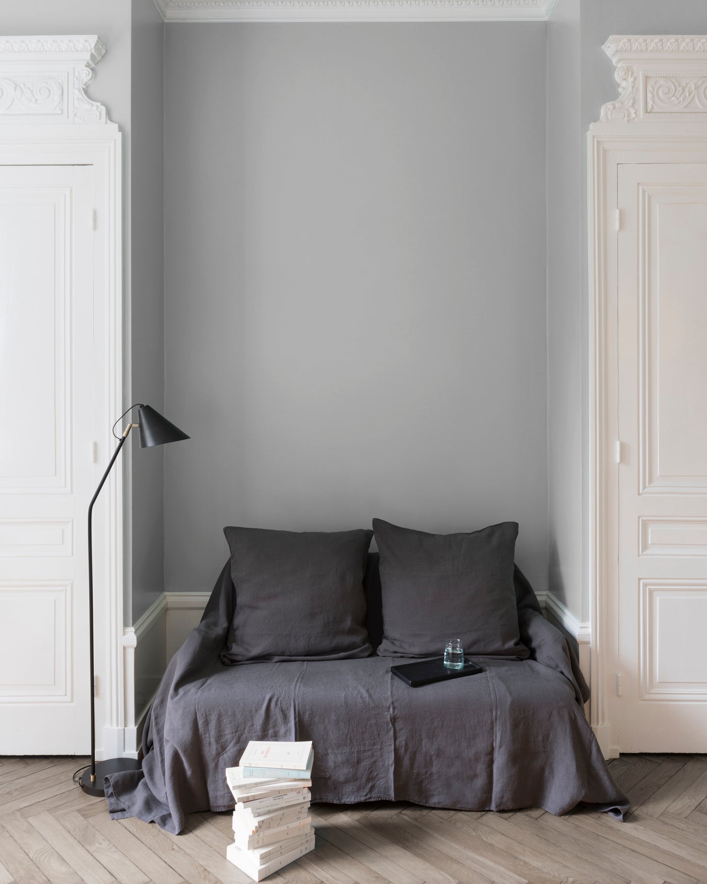 Salon aux murs Lumière d'Opale, Velours de Peinture Libéron, avec canapé gris, portes blanches et parquet clair.