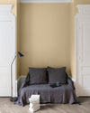 Salon aux murs Peau de Chamois, Velours de Peinture Libéron, avec canapé gris, portes blanches et parquet clair.