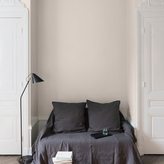 Salon aux murs roses, peinture Velours de Peinture Poudre de Riz Libéron avec portes blanches et textiles gris.