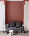 Salon aux murs roses, peinture Velours de Peinture Praliné Rose Libéron avec portes blanches et textiles gris.