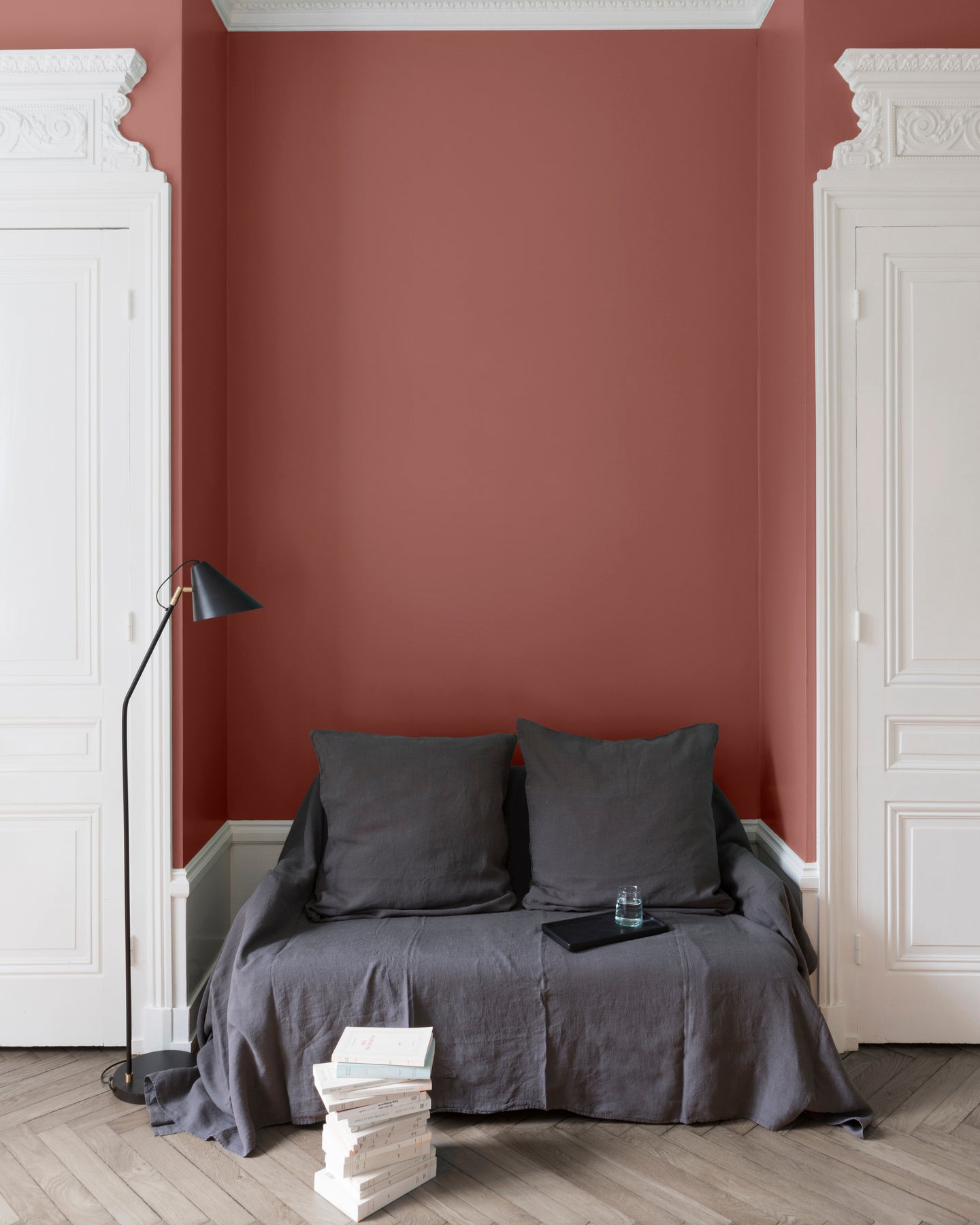 Salon aux murs roses, peinture Velours de Peinture Praliné Rose Libéron avec portes blanches et textiles gris.
