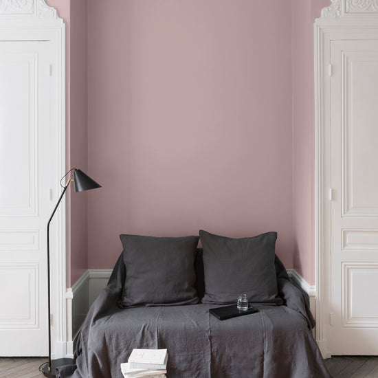 Salon aux murs roses, peinture Velours de Peinture Rose Bagatelle Libéron avec portes blanches et textiles gris.