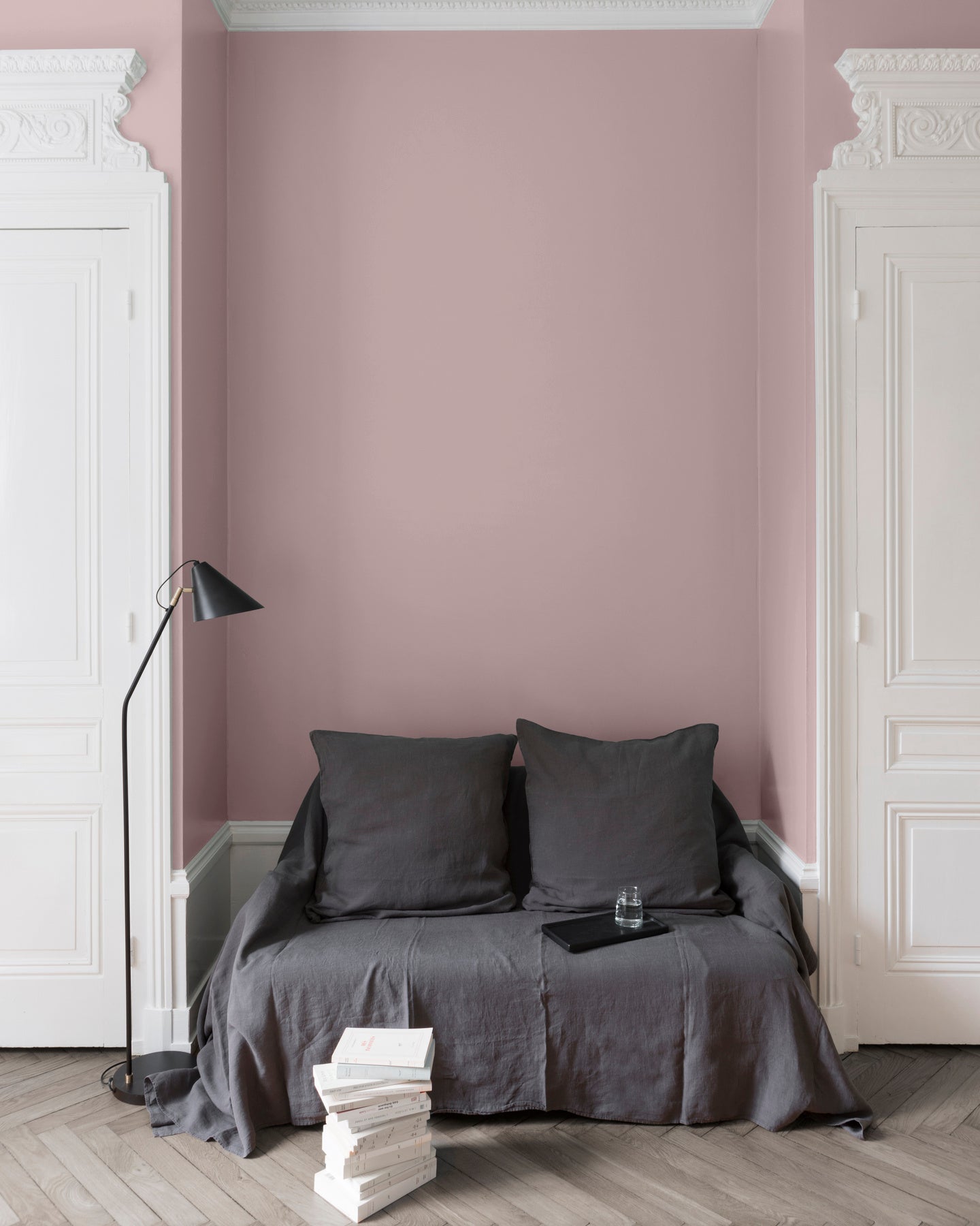 Salon aux murs roses, peinture Velours de Peinture Rose Bagatelle Libéron avec portes blanches et textiles gris.